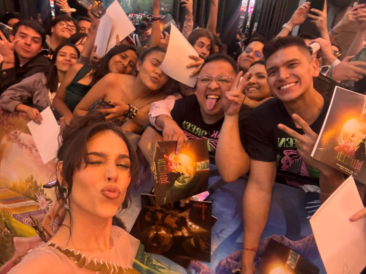 SELFIE CON LA REINA 💚✨🧹-#WickedEnMéxico #Wicked DANNAXWICKED #Elphaba