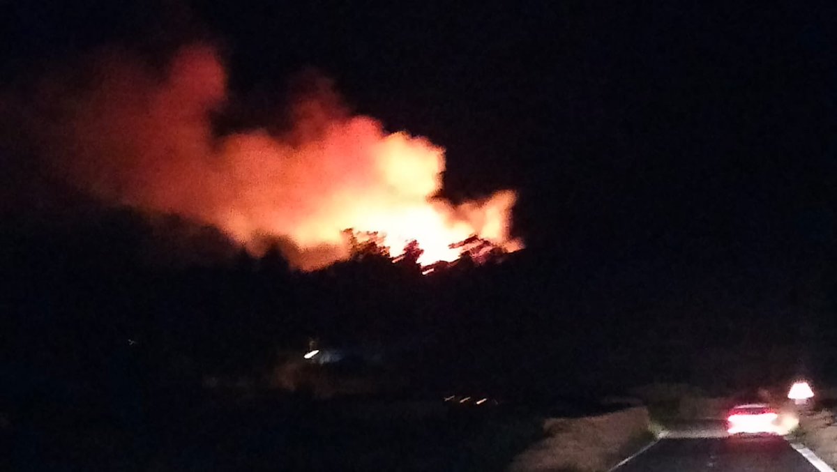 laradiocanaria's tweet photo. 🔴 #ÚLTIMAHORA | Controlados los flancos norte y este del conato de incendio en La Palma. El flanco sur, en proceso de estabilización. 

“La evolución es positiva”, afirma Darwin Rodríguez, consejero de Seguridad del @CabLaPalma, en @laradiocanaria. https://t.co/LeLVqWjZ6e