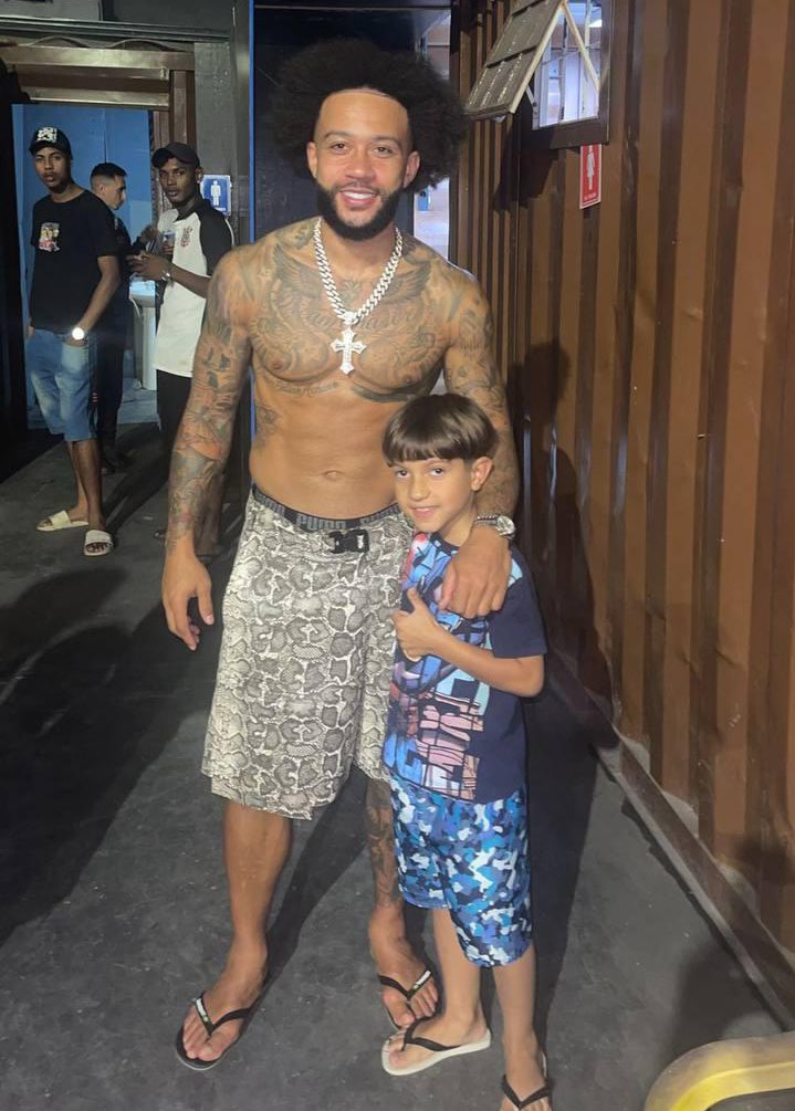 _sccpnews's tweet photo. ⚫️⚪️ | Memphis sem camisa, de havaianas e curtindo um pagode…

O homem está em casa, absurdamente feliz.

📸 | Reprodução https://t.co/0xpHfRuDV1