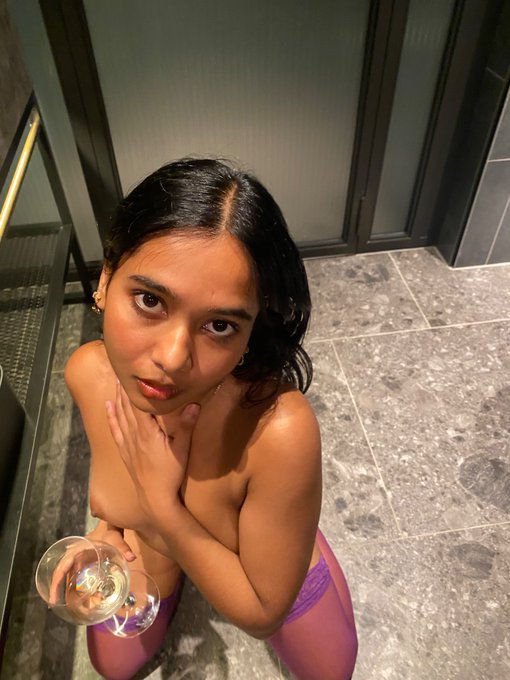 Watch MiaZ's leaked NSFW photo on TwXstars