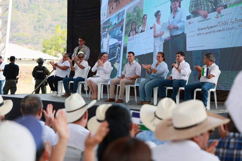 AgriculturaEc's tweet photo. En #Manabí, el presidente @DanielNoboaOk y el ministro @DPalaciosEc lideraron un diálogo con agroproductores de la región Costa. Un espacio clave para conocer sus necesidades y seguir construyendo juntos un sector agrícola más fuerte y sostenible. ¡Vamos por un Ecuador productivo! 

#ElNuevoEcuadorResuelve🇪🇨