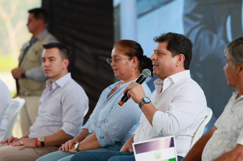 AgriculturaEc's tweet photo. En #Manabí, el presidente @DanielNoboaOk y el ministro @DPalaciosEc lideraron un diálogo con agroproductores de la región Costa. Un espacio clave para conocer sus necesidades y seguir construyendo juntos un sector agrícola más fuerte y sostenible. ¡Vamos por un Ecuador productivo! 

#ElNuevoEcuadorResuelve🇪🇨