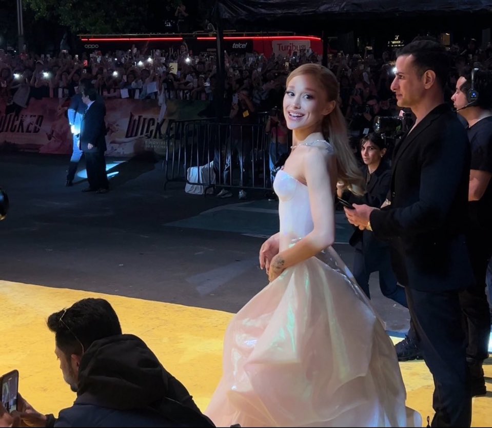 ariseternalsun's tweet photo. Ariana Grande for the Wicked premiere in Mexico City 🫧 https://t.co/YRIaFJnQK3