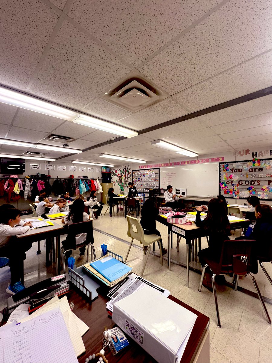 Ms. Halliday 🍎 tweet media