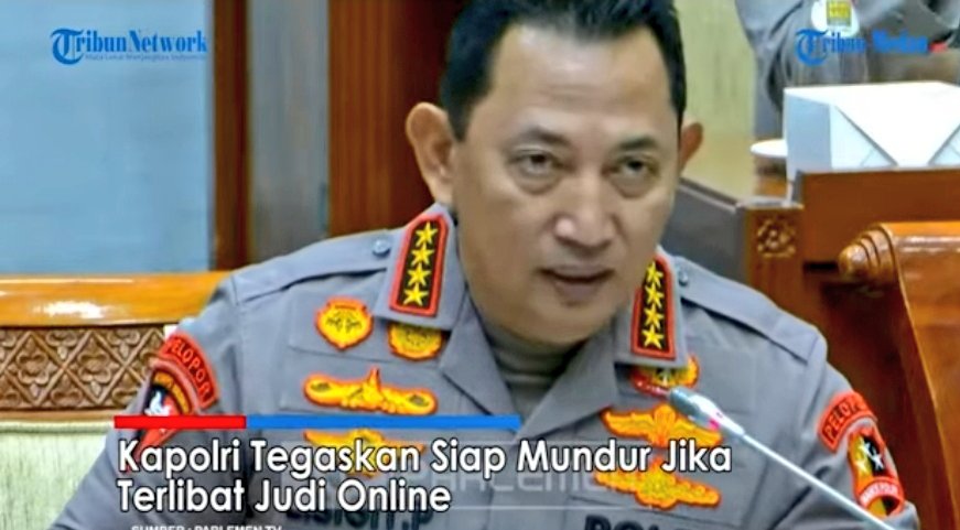 Sejak lama publik menuding polisi sebagai beking bandar judi online. Bahkan Budi Arie (ketika itu Menkominfo) sempat "cuci tangan" dengan mengatakan: "di Indonesia ini cuma lima orang (bandar Judol), semua orang tahu".

Ketika ditanya, mengapa tidak dikejar dan dihukum jika sudah