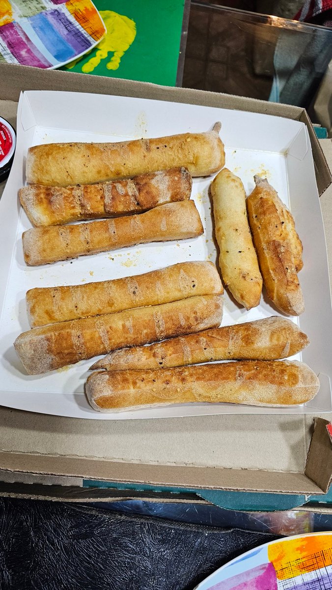 Lxshitox's tweet photo. Como cuando pides pizza con palitos de ajos en @papajohnschile sucursal almirante riveros y la salsa al parecer no existió, que lamentable https://t.co/0y9UhL36wI