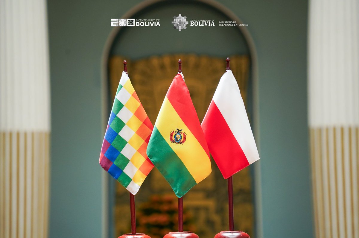 MRE_Bolivia's tweet photo. El Ministerio de Relaciones Exteriores del Estado Plurinacional de Bolivia extiende sus distinguidas felicitaciones la República de Polonia por la conmemoración de sus 106 años de independencia.

#DiplomaciaDeLosPueblos #PorLaVida https://t.co/GY7mQ1z48I