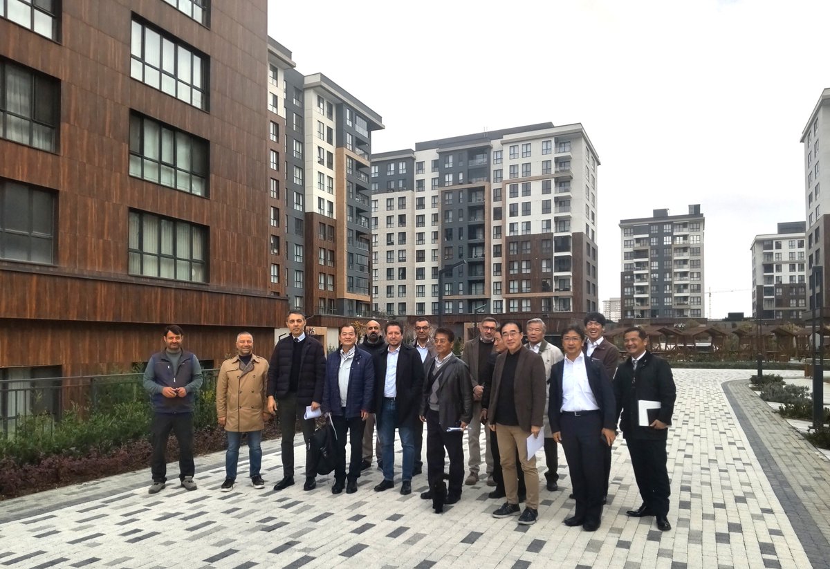 JSSI_menshin's tweet photo. 免震建物視察の1番目は、イスタンブール市内のRESIDENTIAL BUILDINGSです。
なんと16棟の免震集合住宅が、柱頭免震の人工地盤の上に建設されています。
延べ面積は17万m2で、積層ゴムにはニュージーランドのRobinson製のLRBが458基使われています。
#日本免震構造協会 #JSSI #免震 #トルコ #イスタンブール