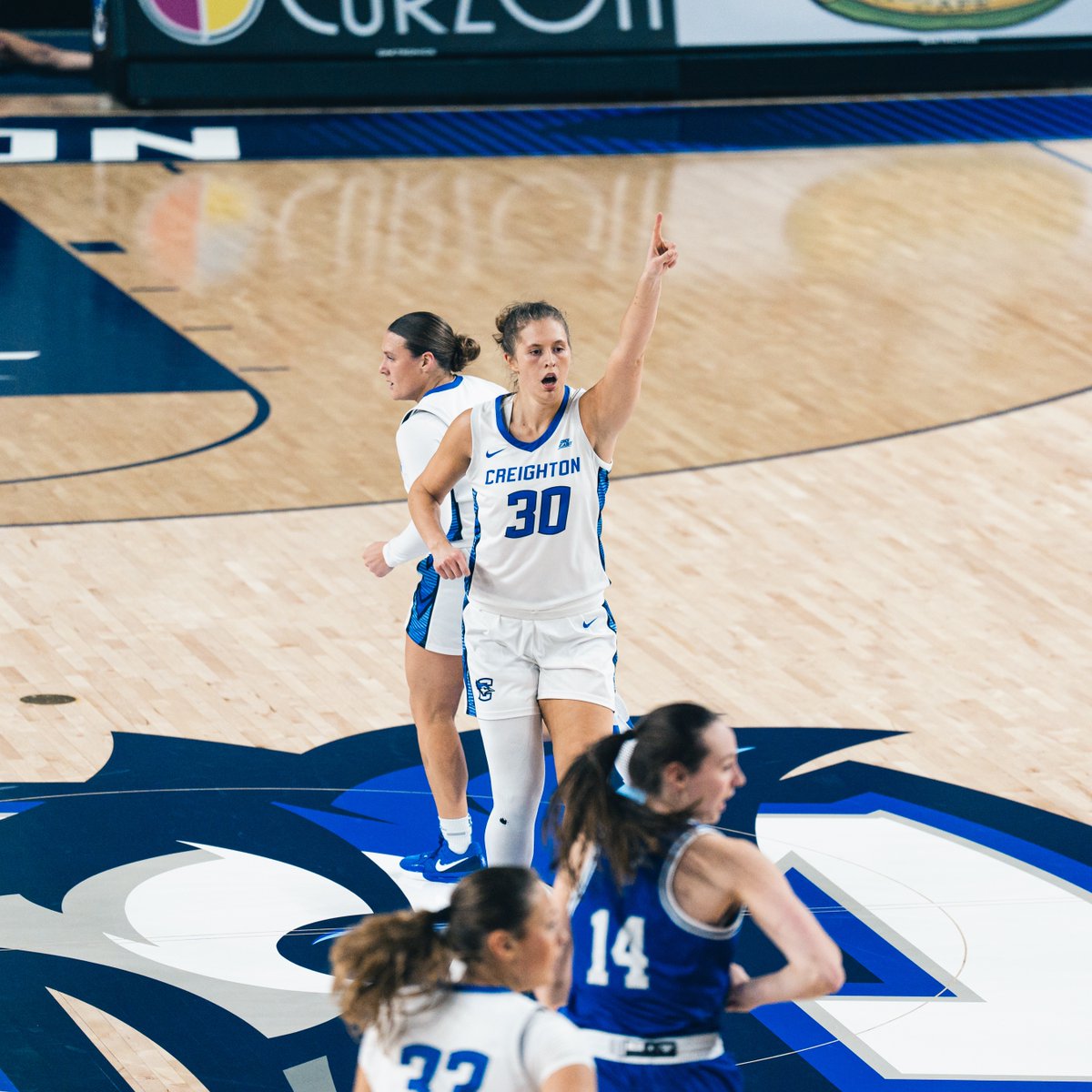 CreightonWBB's tweet photo. Jays stats at the half:

Maly 13 pts, 2 rebs, 1 ast
Jensen 11 pts, 6 rebs, 2 stls
Townsend 7 pts, 1 reb
Mogensen 5 asts, 3 pts, 1 stl

#GoJays x #OpeningFlight https://t.co/H9Tl7zmiDw