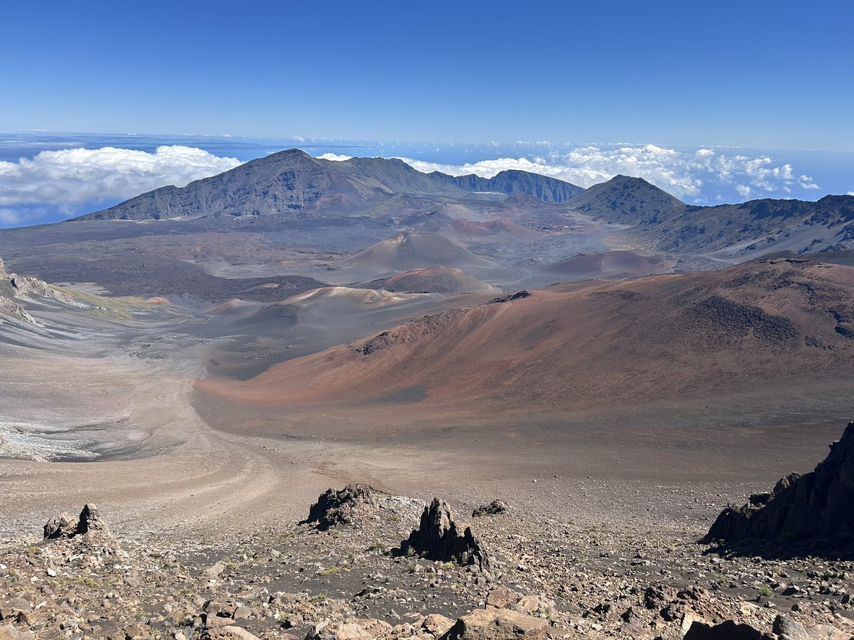 ハレアカラ山頂の眺め。7年前にここで、友人が「君には青空がよく似合うね」と言ってくれたことを思い出す。