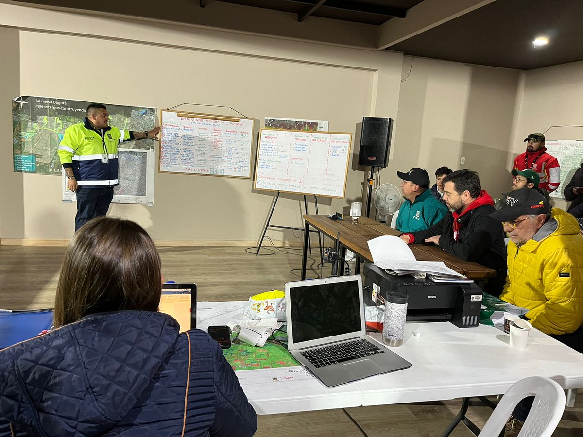 #AEstaHora, el equipo técnico del Distrito y organismos de socorro, ubicados en la Autopista Norte, entregan al alcalde <a href="/CarlosFGalan/">Carlos F. Galán</a> un reporte de las acciones operativas realizadas en los 7 puntos de intervención durante las últimas horas.