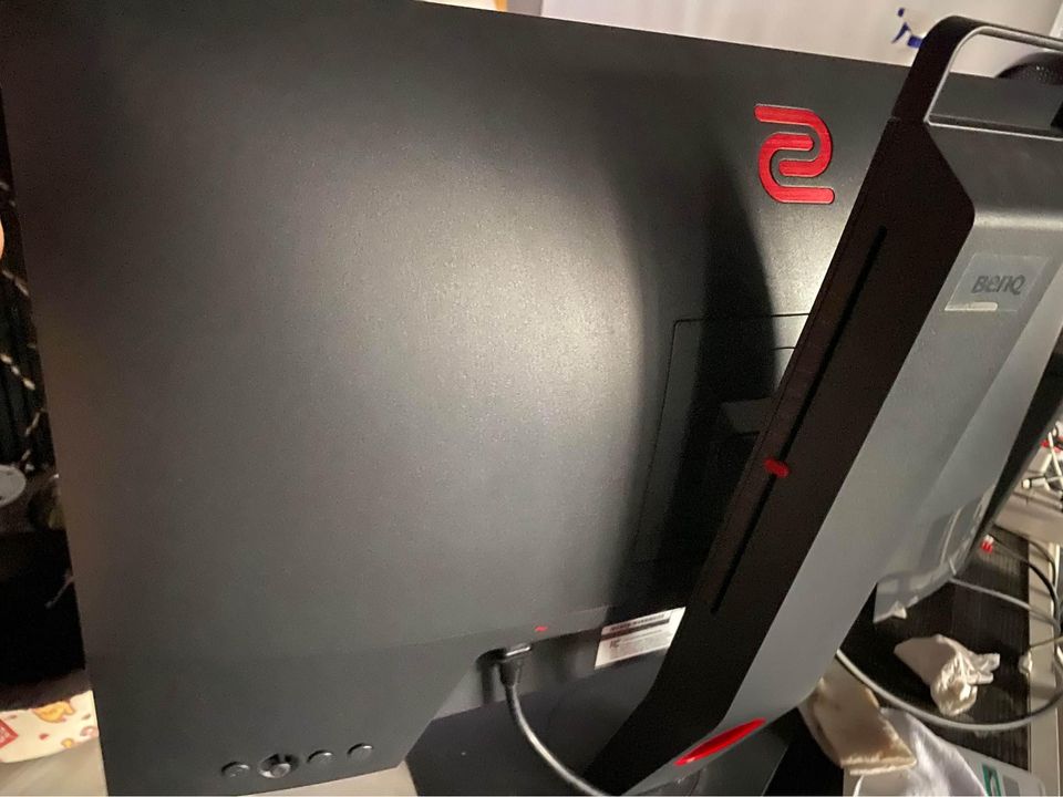 Bunnileyah's tweet photo. Debido a que me robaron y no tengo un solo centavo, estoy vendiendo una de mis pantallas; Zowie XL2540K 240hz.

Si conocen a alguien en cdmx interesado por favor comuníquense conmigo, se agradecen los rt.

esta como nueva, entrego en su caja con sus cables, 0 imperfecciones. https://t.co/uYSSvo0FKr