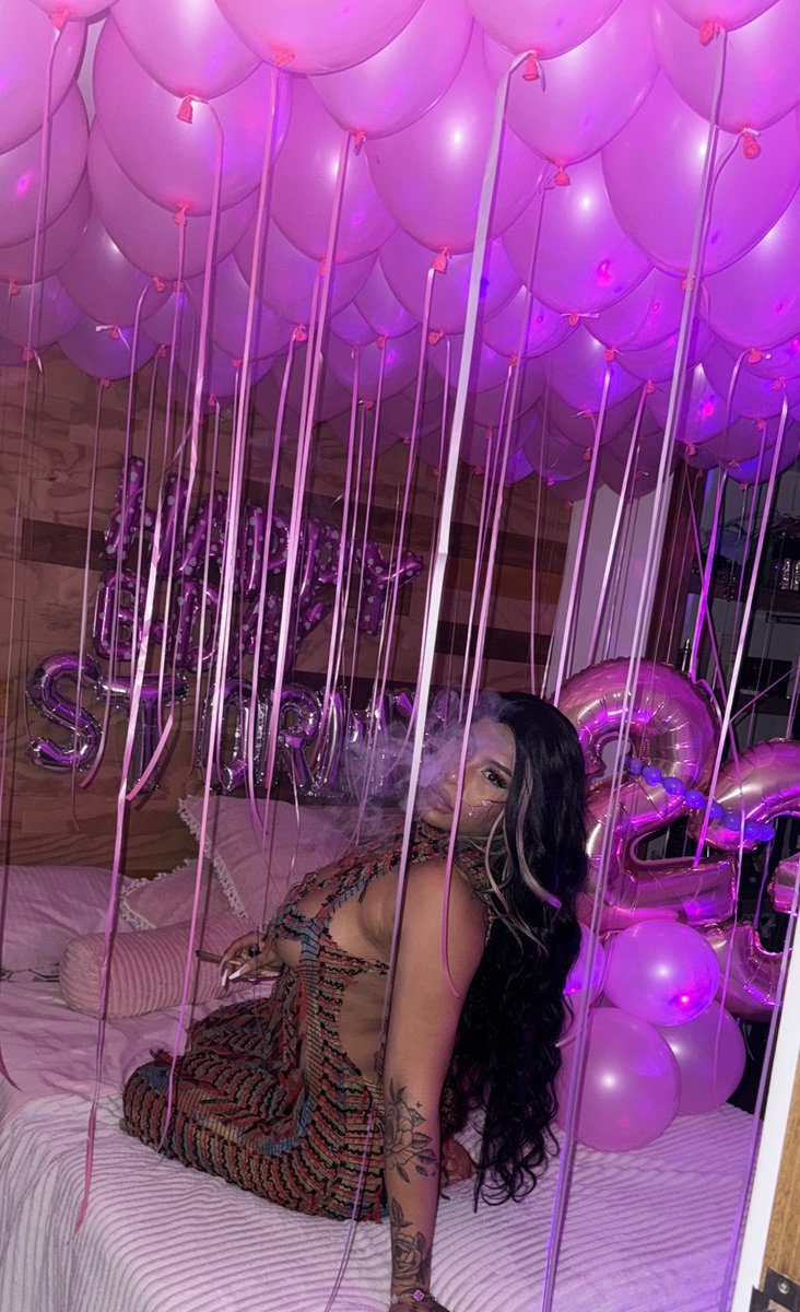 StormiCastilloV's tweet photo. Happy birthday to me🎂🎈🎁👸🏽 https://t.co/RyviOHsc21