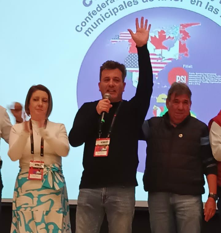 stmbb's tweet photo. Hernán Doval fue electo Secretario General de los Municipales de América en Bogotá.

Este 11 de noviembre en la ciudad de Bogotá (Colombia) se llevaron a cabo la renovación de autoridades de la CONTRAM-ISP (Confederación de Trabajadores Municipales de las Américas) y Hernán Doval fue electo Secretario General.  En el Consejo Directivo están representados los Sindicatos Municipales de México, Brasil, Argentina, Colombia, Chile, Honduras, Costa Rica, Ecuador, El Salvador, Guatemala y Paraguay.
De esta manera, la CTM (Confederación de Trabajadores Municipales de la República Argentina) que hoy conduce Doval, renueva el cargo en la CONTRAM-ISP que ejercía Rubén “Cholo” García concretando también en la participación internacional el trasvasamiento generacional que vienen transitando las estructuras gremiales municipales en Argentina.
La CONTRAM-ISP es la Confederación de Municipales de la Internacional de Servicios Públicos (ISP) y forma parte de la Red Mundial de Trabajadores de Gobiernos Locales y Regionales.
En el marco del IAMRECOM (Conferencia Regional Interamericana) de la ISP, se realizaron los Congresos sectoriales. En el Congreso de la CONTRAM-ISP DEL 10 al 12 de noviembre se votaron las nuevas autoridades y el Plan de Acción 2024-2029. Por la CTM (Confederación de Trabajadores Municipales de la República Argentina) también fueron electos Miguel Agüero de Bahía Blanca como Secretario de Finanzas y María José Lacoste como Secretaria Adjunta de Comunicaciones Santiago Baudino de Neuquén y Óscar Canteros como Vocales Titulares.
La ISP (Internacional de Servidores Públicos) representa a Sindicatos de 154 países y cuenta con 30.000.000 de afiliados.

@Aguero_M_A