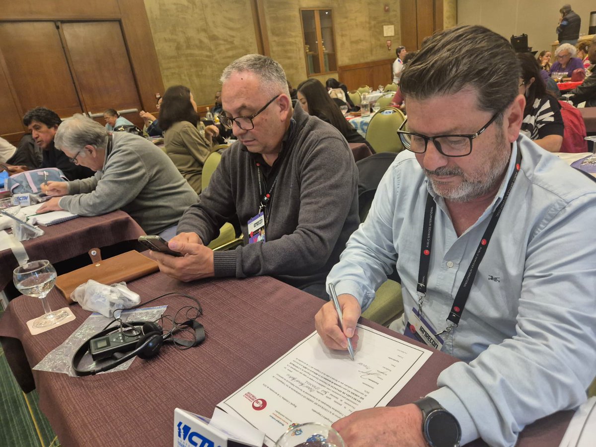stmbb's tweet photo. Hernán Doval fue electo Secretario General de los Municipales de América en Bogotá.

Este 11 de noviembre en la ciudad de Bogotá (Colombia) se llevaron a cabo la renovación de autoridades de la CONTRAM-ISP (Confederación de Trabajadores Municipales de las Américas) y Hernán Doval fue electo Secretario General.  En el Consejo Directivo están representados los Sindicatos Municipales de México, Brasil, Argentina, Colombia, Chile, Honduras, Costa Rica, Ecuador, El Salvador, Guatemala y Paraguay.
De esta manera, la CTM (Confederación de Trabajadores Municipales de la República Argentina) que hoy conduce Doval, renueva el cargo en la CONTRAM-ISP que ejercía Rubén “Cholo” García concretando también en la participación internacional el trasvasamiento generacional que vienen transitando las estructuras gremiales municipales en Argentina.
La CONTRAM-ISP es la Confederación de Municipales de la Internacional de Servicios Públicos (ISP) y forma parte de la Red Mundial de Trabajadores de Gobiernos Locales y Regionales.
En el marco del IAMRECOM (Conferencia Regional Interamericana) de la ISP, se realizaron los Congresos sectoriales. En el Congreso de la CONTRAM-ISP DEL 10 al 12 de noviembre se votaron las nuevas autoridades y el Plan de Acción 2024-2029. Por la CTM (Confederación de Trabajadores Municipales de la República Argentina) también fueron electos Miguel Agüero de Bahía Blanca como Secretario de Finanzas y María José Lacoste como Secretaria Adjunta de Comunicaciones Santiago Baudino de Neuquén y Óscar Canteros como Vocales Titulares.
La ISP (Internacional de Servidores Públicos) representa a Sindicatos de 154 países y cuenta con 30.000.000 de afiliados.

@Aguero_M_A
