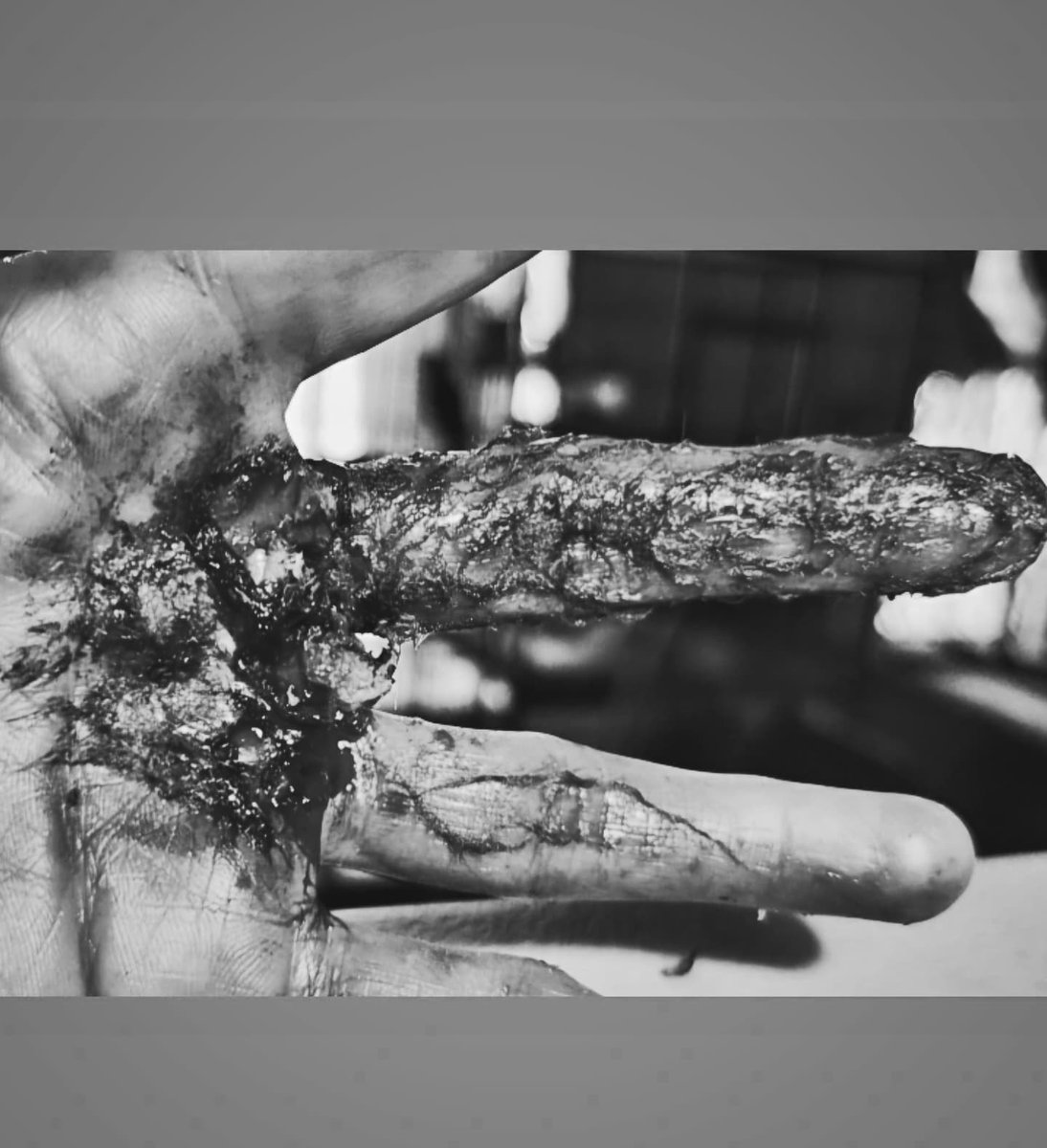 deabea5's tweet photo. 20 minute infected finger/s with a bit of "Night of the Living Dead" homage in the last pic. 

Found out a cool trick for thinning gluggy fake blood to make it behave like real blood; dishwasher detergent! 

#sfx #vfx #sfxmakeup #vfxmakeup #amateurartist #practicepracticepractice https://t.co/FSQSuta0Gn
