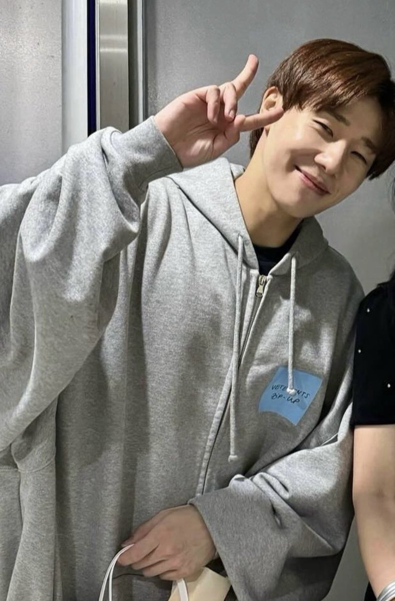 sungkyuyomi's tweet photo. 자기보다 키작은 (여성분)분들이랑 사진찍을때
항상 옆으로 숙여서 갸으우뚱하는거 넘귀여움
우리도 찍어주세요(되겠냐) https://t.co/xpjh4oVa70