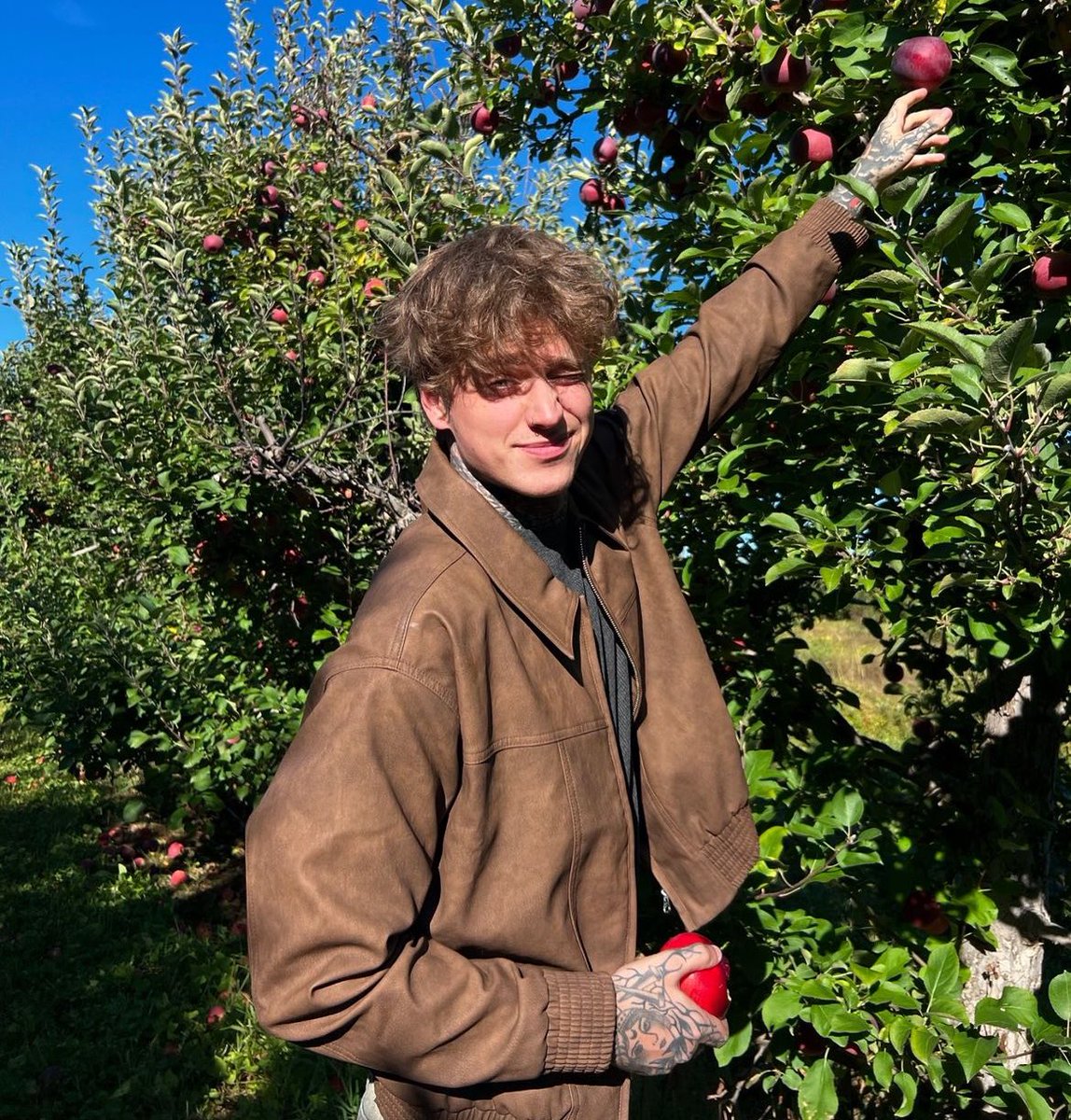 holdenc posted: 

an apple a day 🍎

📸: (<a href="/REPERCUSSlCNS/">Roni.</a>)