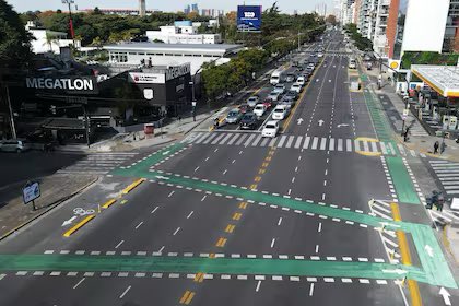 morandolucas's tweet photo. 🚴‍♂️ DESREGULAN BICISENDAS 🚴‍♂️

El gobierno de la Ciudad va a volver a “reestructurar” la Av. Libertador. 

La megaobra que hizo Larret pero según los técnicos nuevos no trajo una mejora en el flujo de circulación y ahora van a “demoler” las veredas ensanchadas, cambiar refugios de colectivos, luces y reordenar las ciclovías. 

Del túnel de libertador por mínimo 3 km hacia General Paz. La obra se anuncia pronto.