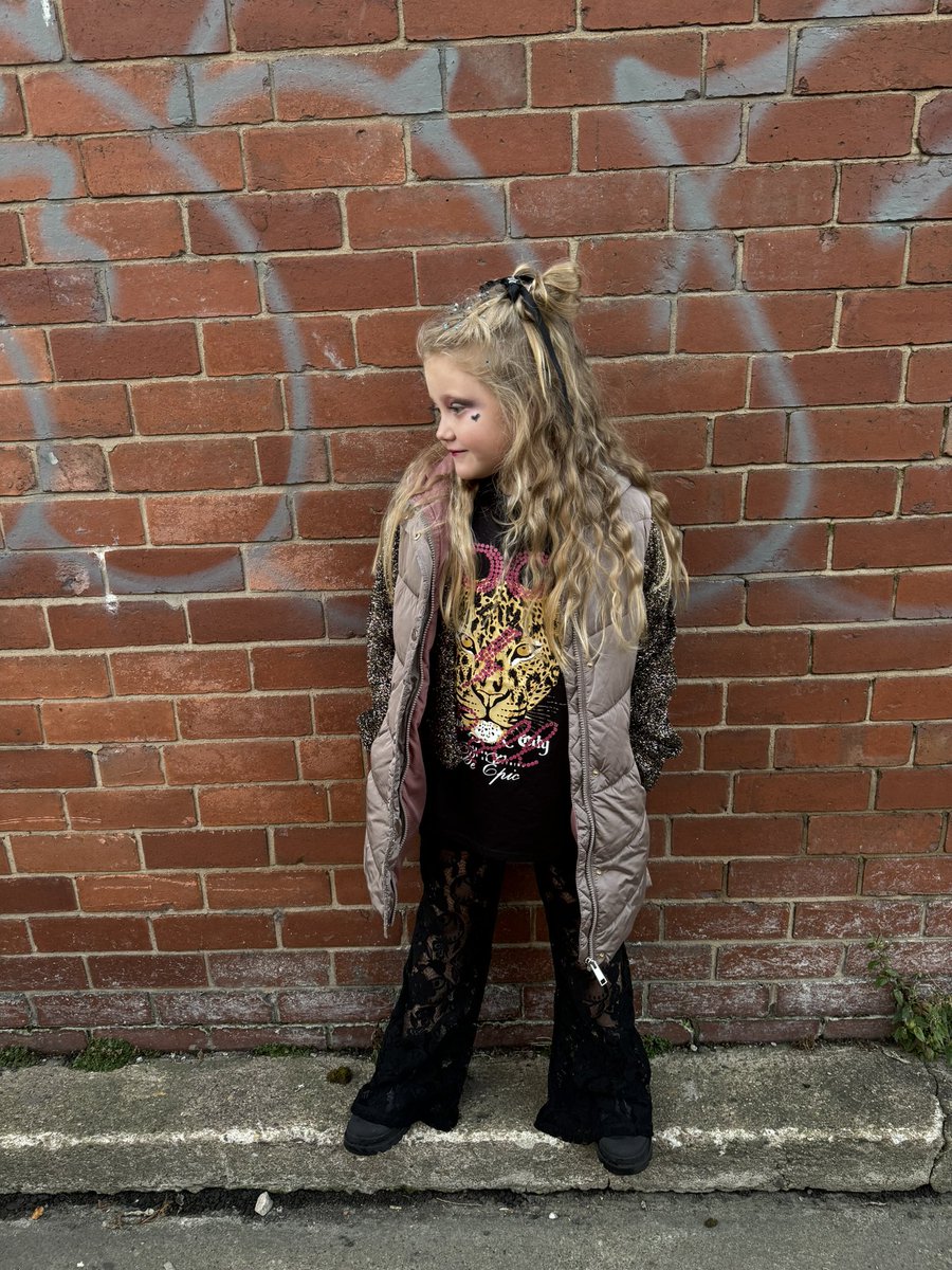 EmilyWogan's tweet photo. Rock star day! ⭐️🤘🏼🎸
@MissLinklater @BoothferryPS https://t.co/gHJc1cfmCA
