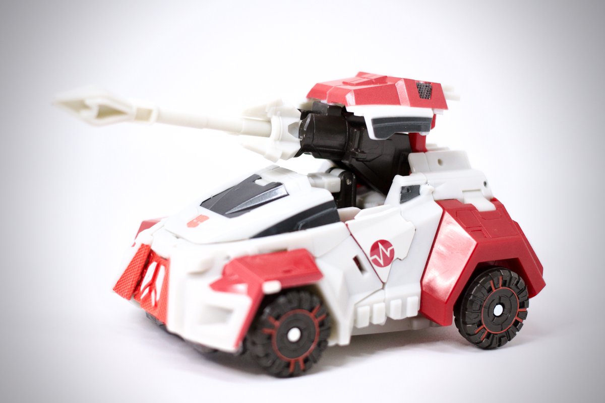 The more time I spend with this figure, the more fun I have with it! Always enjoy a figure that encourages you to find new ways to play with it.

Studio Series Gamer Ratchet

#Transformers
#toyphotography