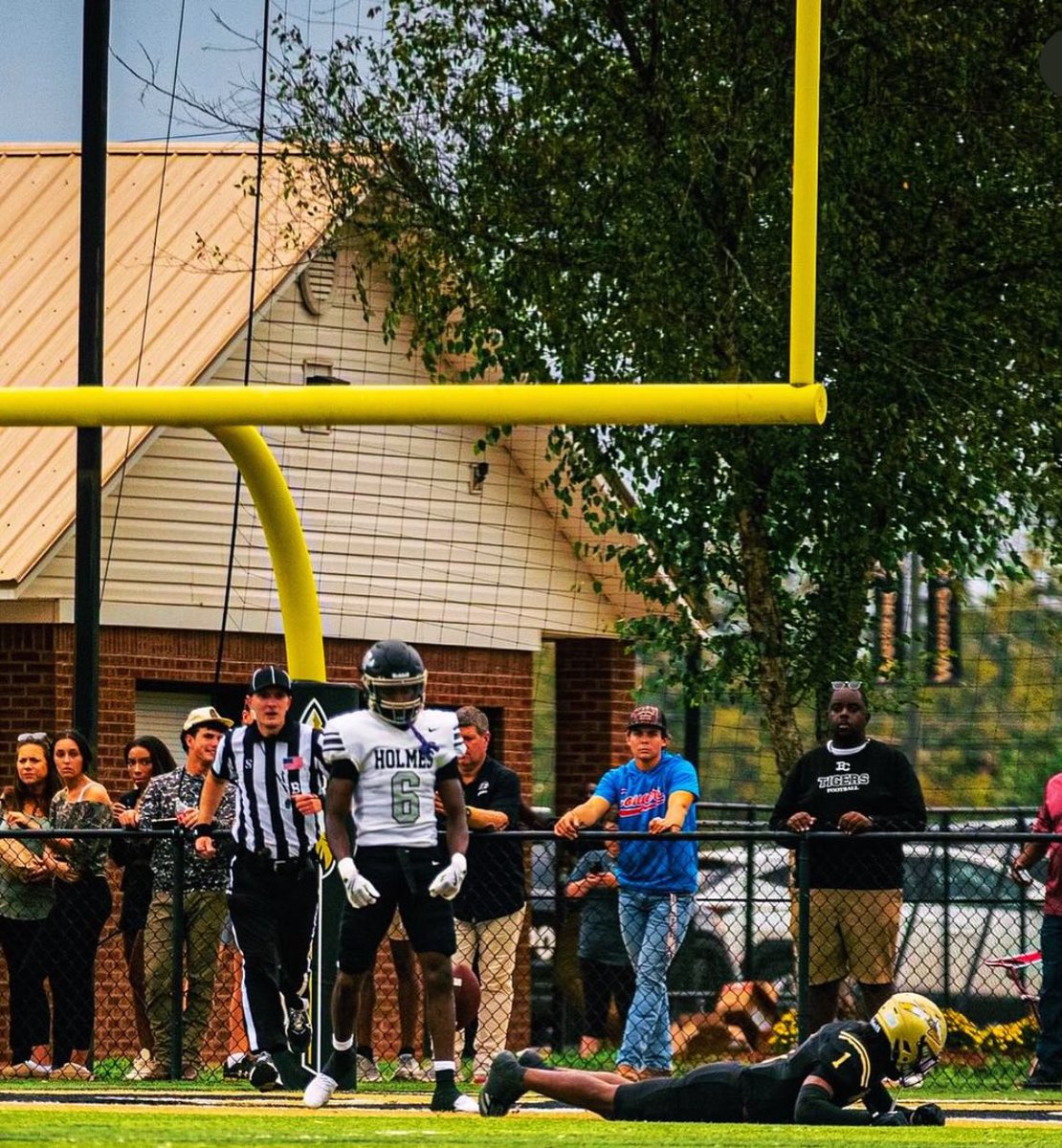 trevondiontay5's tweet photo. #AGTG After a great conversation with @CoachWood_HCC im blessed to receive a offer to Holmes Community College 🐶#newholmes @coach_pennock @Gulfport_FB @CoachCooley9 @CoachPMooney @Richaud_Floyd17 @KATFrench15 @coachzachgreen @Coastfootball @coachAD26 https://t.co/rvZXGZ6SDf