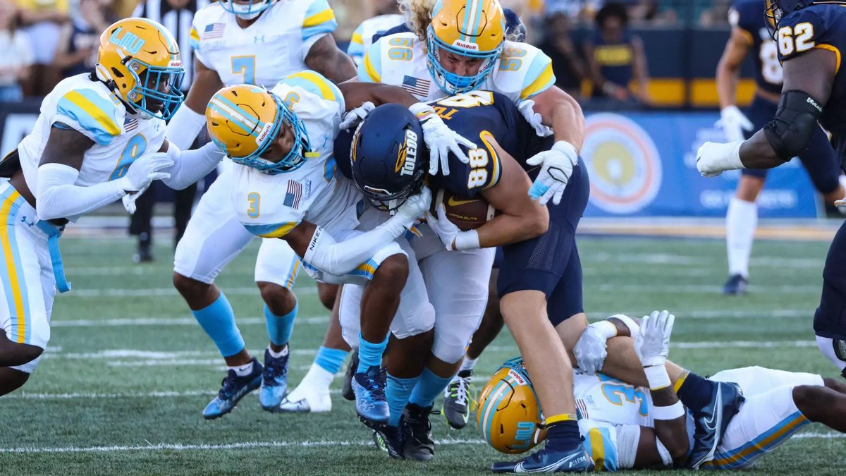 After a great conversation with Coach @PRINCE_cOOOLn I’m blessed to receive an offer from <a href="/LIUSharksFB/">LIU Football</a> !!