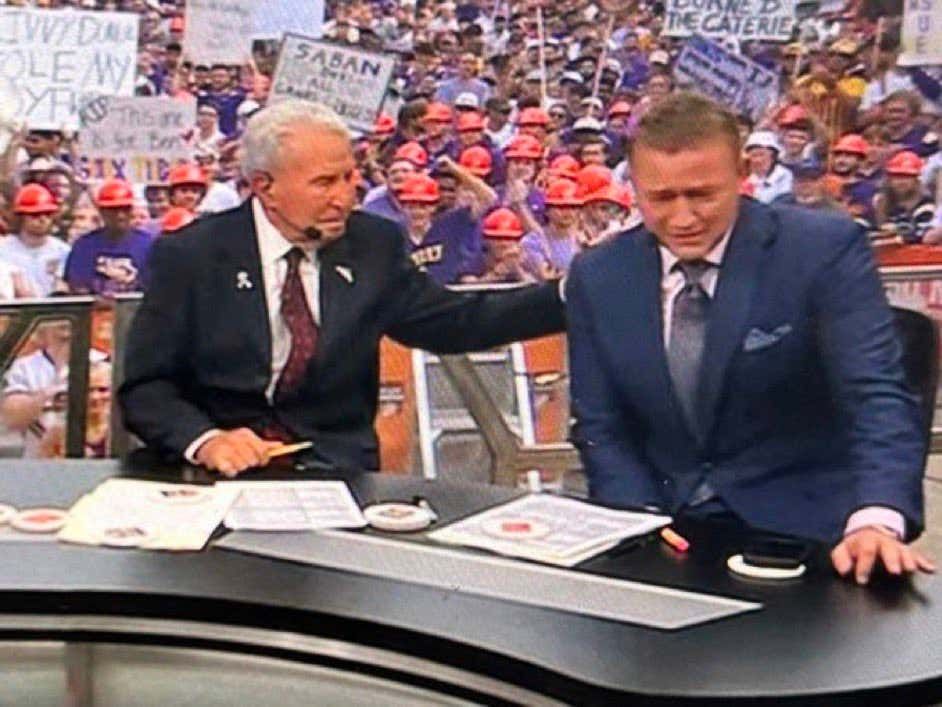 Kirk Herbstreit's Dog, Ben, Passed Away and He Was A Wreck On The College Gameday Set Saturday. But Lee Corso Was There To Comfort Him In One Of The More Heartfelt Moments We've Seen On Live TV In A While buff.ly/40HUgkj