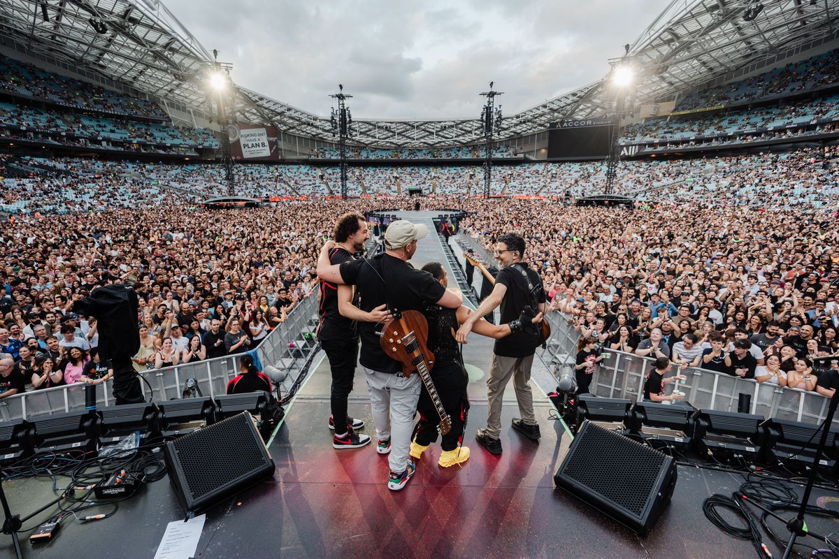And that's a wrap on the Australian leg of the Music of the Spheres World Tour! 🌏

Playing the biggest shows of our lives, meeting incredible souls along the way, and leaving every ounce of energy on that stage – it's been an adventure of a lifetime 💚

A massive shout out (and
