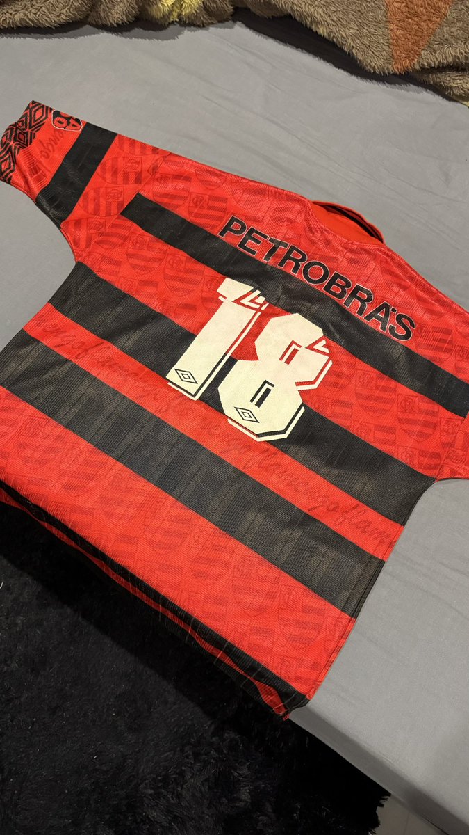 Esse manto é maravilhoso. Minha tia o deu para o meu avô em 1995. Lembro de ter crescido vendo ele usar sempre. Quando ele faleceu, 10 anos atrás, pela forte conexão que eu tinha com ele, eu herdei o manto. Que saudade do meu vô. ❤️🖤