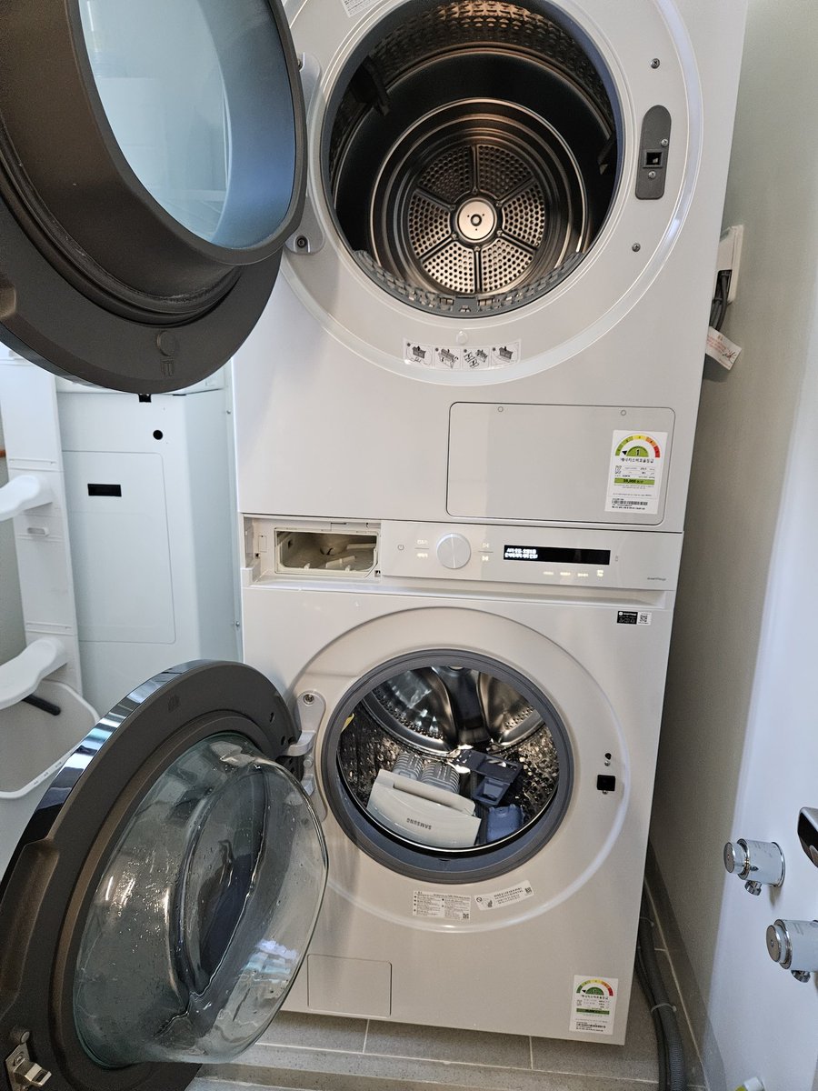 워시 타워 세탁기 쓰면 세제함 꺼내서 말리라던데(곰팡이 때문에)
우리 집 세탁실도 좁고 일부러 세탁함 어디 올려놓기 귀찮아서 생각해 보니 세탁 끝난 세탁기 안에 뒤집어 놓으면 되는 거 아니야??😲
세탁기에 바로 빨래 넣어두시는 거 아니면 이거 좋은 방법 아닙니까.. 아님 말고..🙄