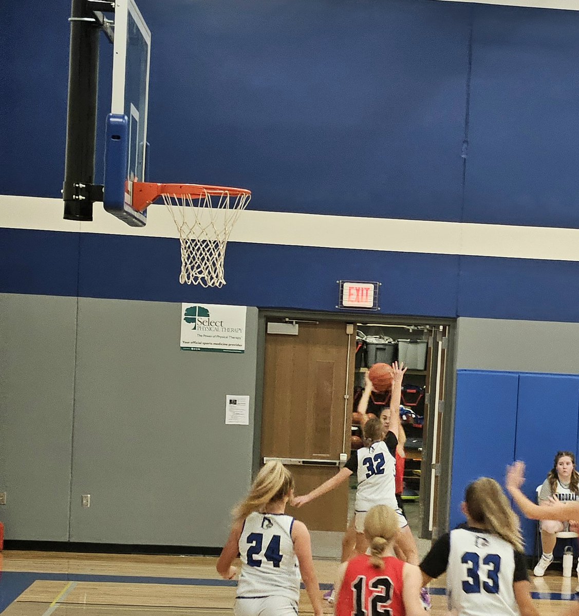 TiffanyBerkenes's tweet image. My niece has never played bball, but decided to try as an 8th grdr. Tonight, she made the only 2 buckets her team scored, including a 3rd Q 3-pt buzzer-beater (video 👇🏻)! She also played great D &amp;amp; got a block. 🤩🤘🏻 Told her some legends also wore #32. #ProudAuntMoment #BALLIN 💙