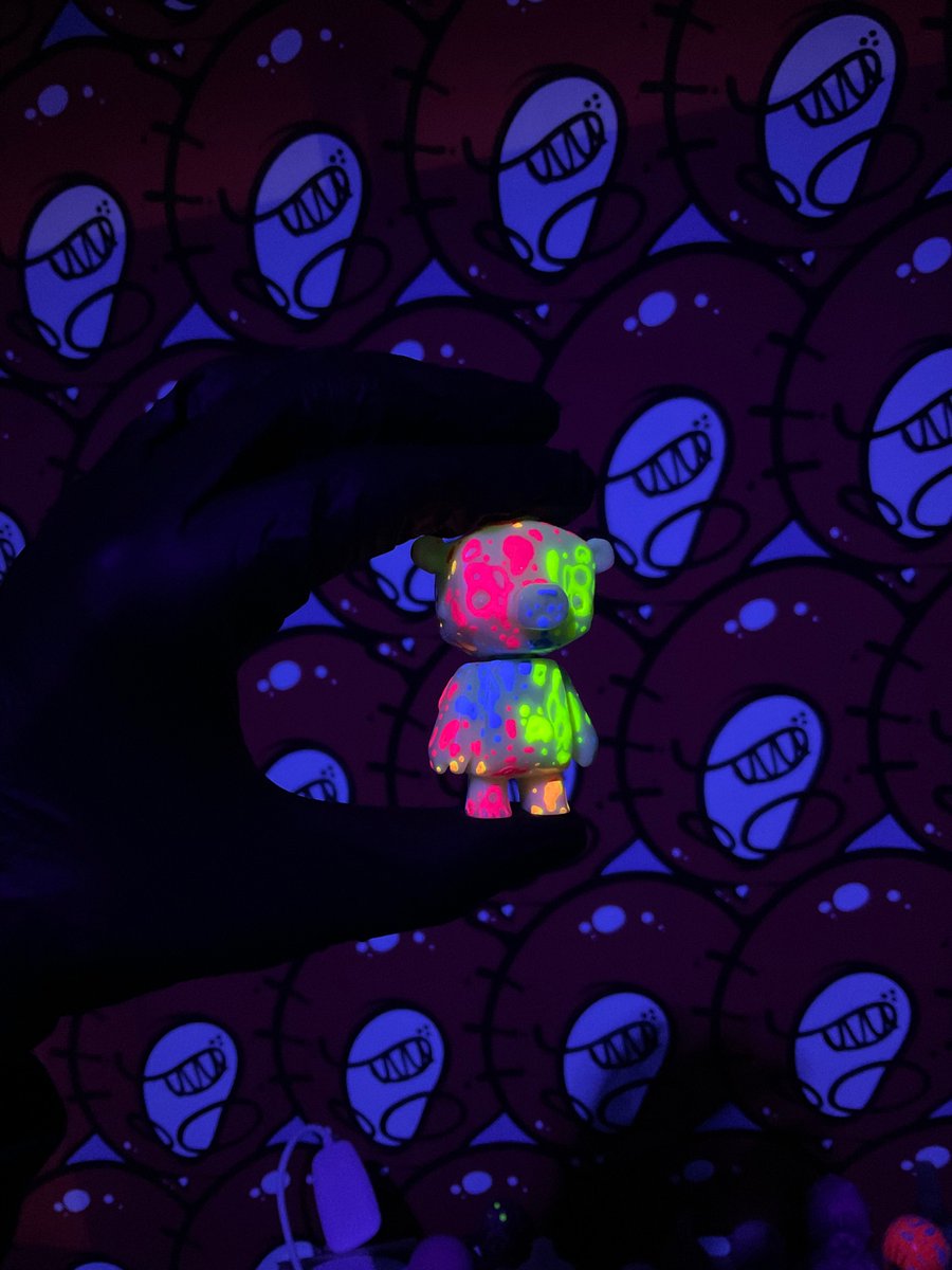 I'm painting some fluorescent Monky skulls on a kuma GID of my friend #deadbeatcity
Electric ⚡️⚡️⚡️

#custom #arttoy #resintoy #gid