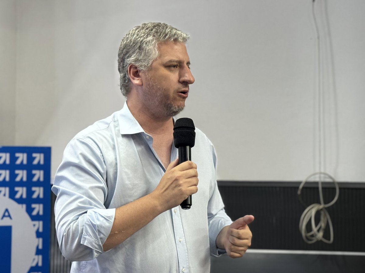 SantiagoBorsari's tweet photo. Otro lunes en el cual nuestra @lista71 se reúne en Asamblea, para una gran puesta a punto junto a compañeros de todos los barrios Montevideo 💪

#AlvaroDelgadoPresidente #UruguayEnMarcha https://t.co/WNgrsIvdev