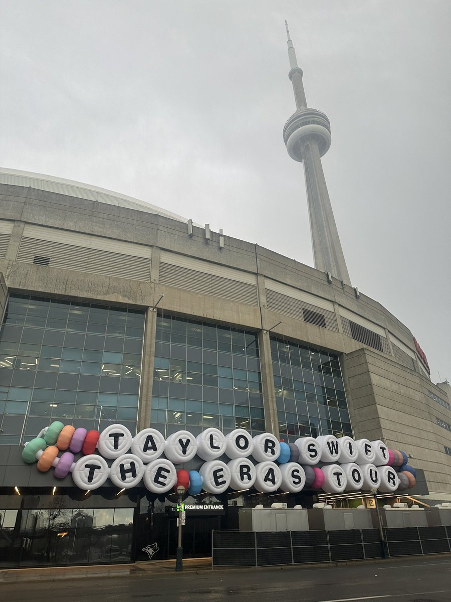 tswifterastour's tweet photo. 🚨| Toronto's Rogers Centre and Indianapolis' Lucas Oil Stadium have officially traded the giant friendship bracelet ahead of Taylor Swift's 'The Eras Tour' in Toronto this week! 🇨🇦🔥🫶🏻✨ #TorontoTSTheErasTour https://t.co/HYcznK7y9C