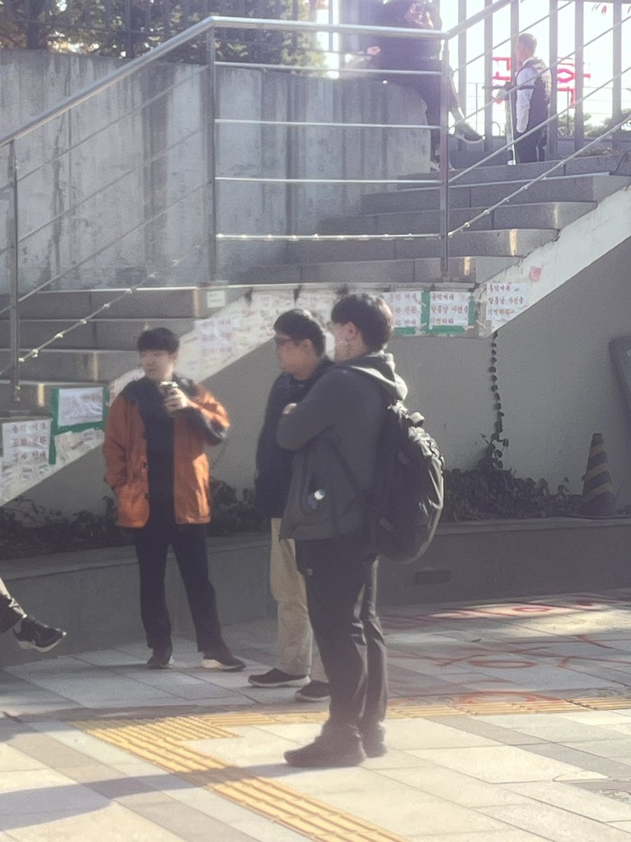 동덕여대 현상황입니다. 어떤 남성이 학우들이 들어오는 틈을 타 자신이 마시던 음료수를 입구 문을 향해 던졌습니다. #소멸할지언정_개방하지않는다