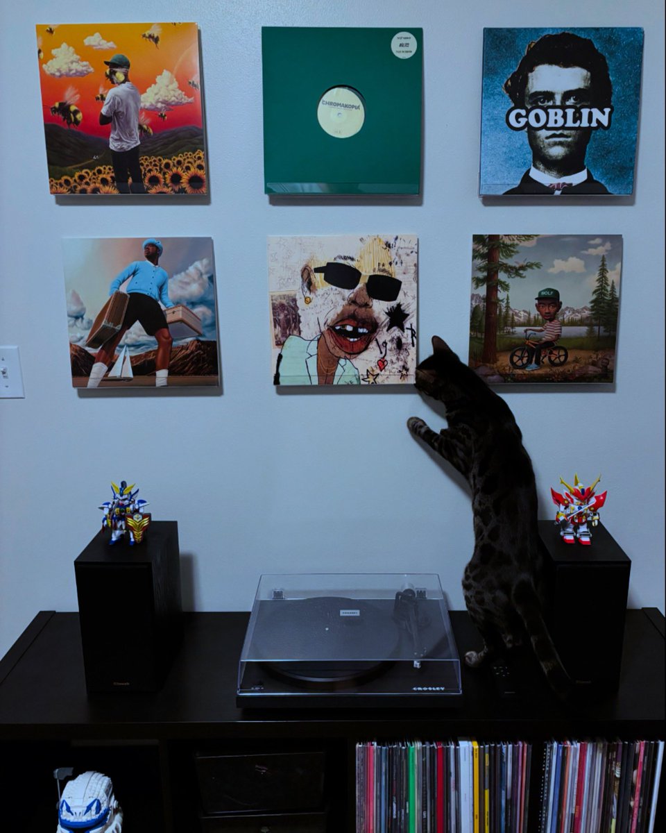 ImWizardLizard's tweet image. Tyler, The Creator has taken over the WALL OF WIZARDRY 🧙🏻‍♂️🦎🎶🎧🎸 Sevro, the mighty wizard of fur, cannot withstand the magic… #ImWizardLizard #tylerthecreator #vinylwall