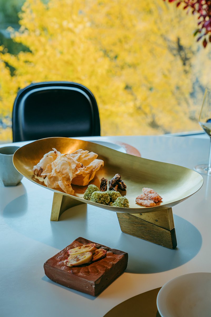 웹매거진 디에디트 the-edit
'연차를 내고서라도 가고 싶은 식당'에 대한 기사를 썼어요:) 
실제로 연차를 내고 가는 식당과 연차를 내도 아깝지 않은 식당을 모았어요. 특히나 가장 먼저 소개하고 싶었던 곳은 이 계절에 특히나 아름다운 온지음. 오며가며 살펴봐주세요🥰💖
the-edit.co.kr/72525