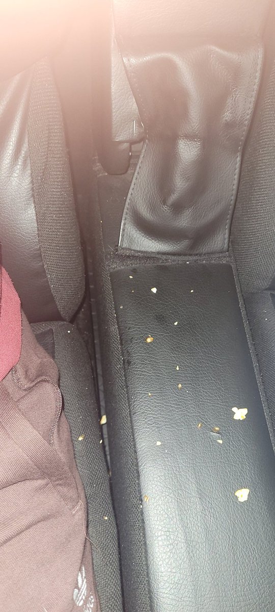 kcarob's tweet photo. Después de preguntarle por qué te ignora, se ríe y pregunta de que saboe la bebida, y que cuando le dices que lo vas a reportar, te pregunte de que sabor el helado...

Nunca me habían tratado mal en @Cinemex 

y para rematar, la sala, puerca como nunca
Y eso que es sala "premium" https://t.co/8u20Ej3yQ4