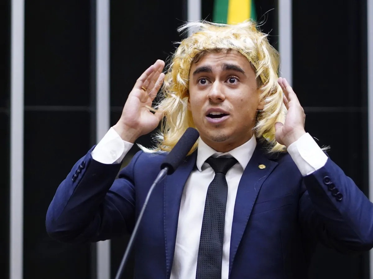 pesquisas_elige's tweet photo. 🚨URGENTE: O Deputado Federal Nikolas Ferreira (PL-MG) acaba de postar um vídeo incentivando TODOS os Parlamentares de siglas de direita e extrema-direita a barrarem a discussão da PEC que prevê o fim da escala 6X1. O curioso é que @nikolas_dm teve esse vídeo financiado pelo empresário Luciano Hang, dono das Lojas Havan. Fica evidente, desse modo, que @nikolas_dm só defende a manutenção da mamata dos empresários. Quantos comentários consigo com NIKOLE VAGABUNDA?🇧🇷👍👉😎😂😲

🗞️O alerta foi realizado pelo @Analise2023. Sigam @Analise2023!