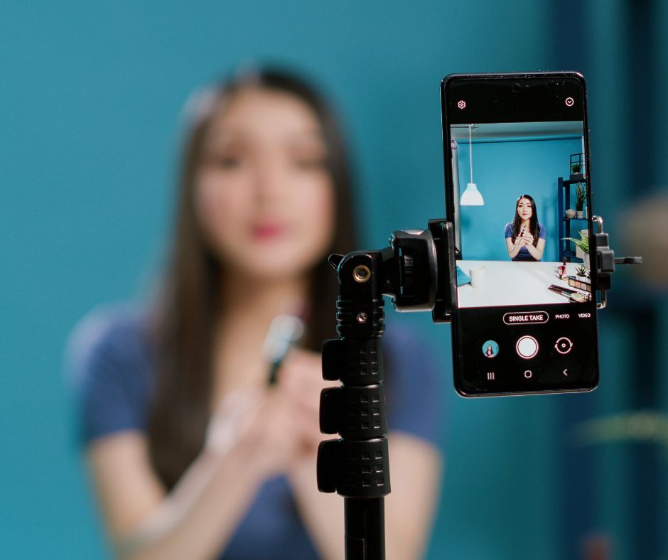 ¡Inscríbete en el taller de edición de videos verticales! 📅 Viernes 15 de nov., 1-5 p.m., Colegio Univ. San Juan. 🎟️ Early Bird: $35 (merienda incluida).

🔗 Regístrate: bit.ly/47ceOmd

#BloggerCon #TikTok #Reels
