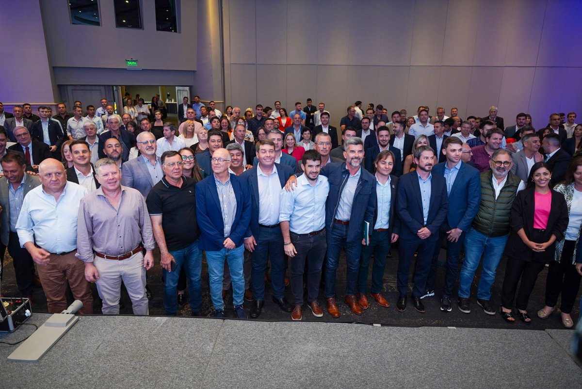 El <a href="/FIntendentes_ar/">Foro Nacional de Intendentes Radicales</a> reúne a más de 500 municipios y comunas de todo el país y hoy más de 300 nos reunimos en la Ciudad de Córdoba. 

Y nuestro mensaje es de unidad y gestión. La Argentina necesita un profundo cambio, que se construye desde cada ciudad y cada pueblo, cerca de los