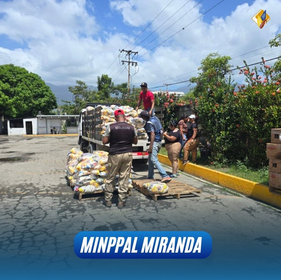 Clap_EdoMiranda's tweet photo. 🖤❤️💛 El Pdte. @nicolasmaduro garantiza los alimentos a las familias a través de los programas de protección 
@minppal_ministerio en #Miranda junto al gobernador @eliojoseserrano realizan un trabajo artículado con el poder popular organizado para la distribución de alimentos https://t.co/P5LpPoBVNn