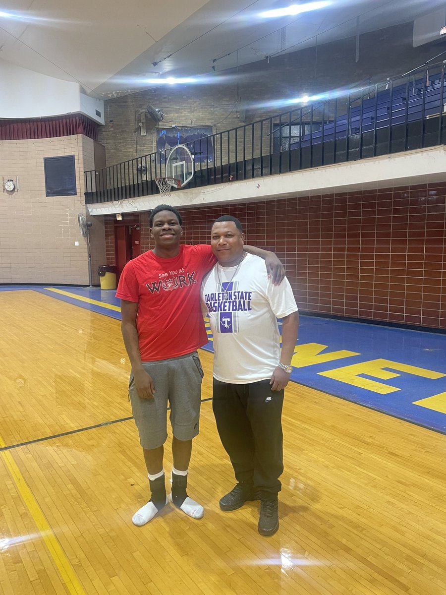 6'1 2025 CG Marcus Halliburton out of St. Francis De Sales HS (IL) &amp; The Work Foundation AAU had Tarleton State in to see him today.

Also, Alabama A&amp;M, UIC, Joliet, Benedictine, Daley &amp; South Suburban have come in. Detroit Mercy is planning to visit, too.