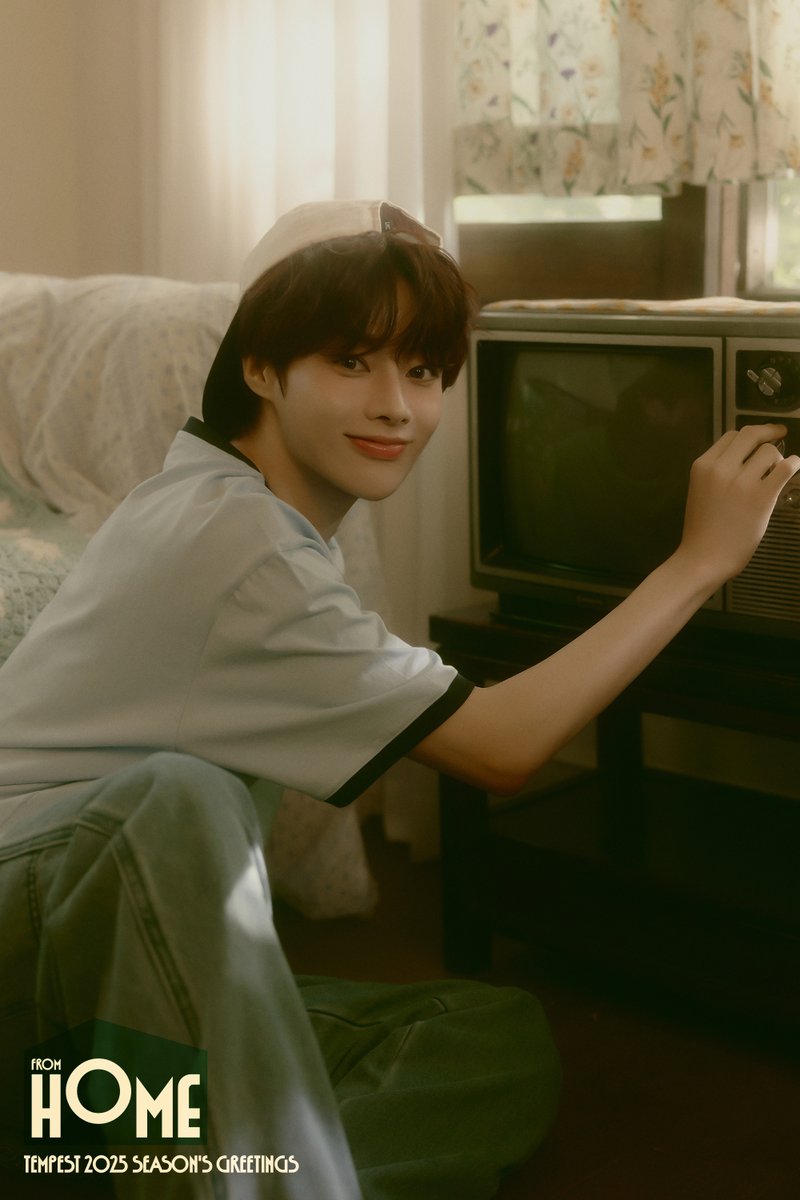 TPST__official's tweet image. [📢TPST NOTICE]

TEMPEST
2025 SEASON'S GREETINGS

FROM HOME🏠

COMING SOON

#TEMPEST #템페스트 
#한빈 #형섭 #혁 #은찬 #LEW #태래