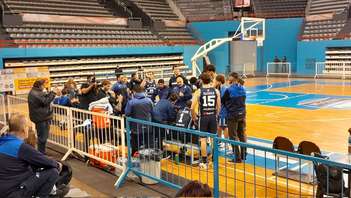 #Básquetbol Gran triunfo de <a href="/Penaroloficial/">Club Atlético Peñarol (Oficial)</a> sobre <a href="/ObrasBasket/">Obras Basket</a> 82 a 71 por la <a href="/LigaNacional/">La Liga</a> Disminuido por las ausencias de Fernández y Marín, brilló <a href="/AThornton14/">Al Thornton</a> (33 pts) , gran debut de Kramer y muy buena conducción de Andújar (13 as).
