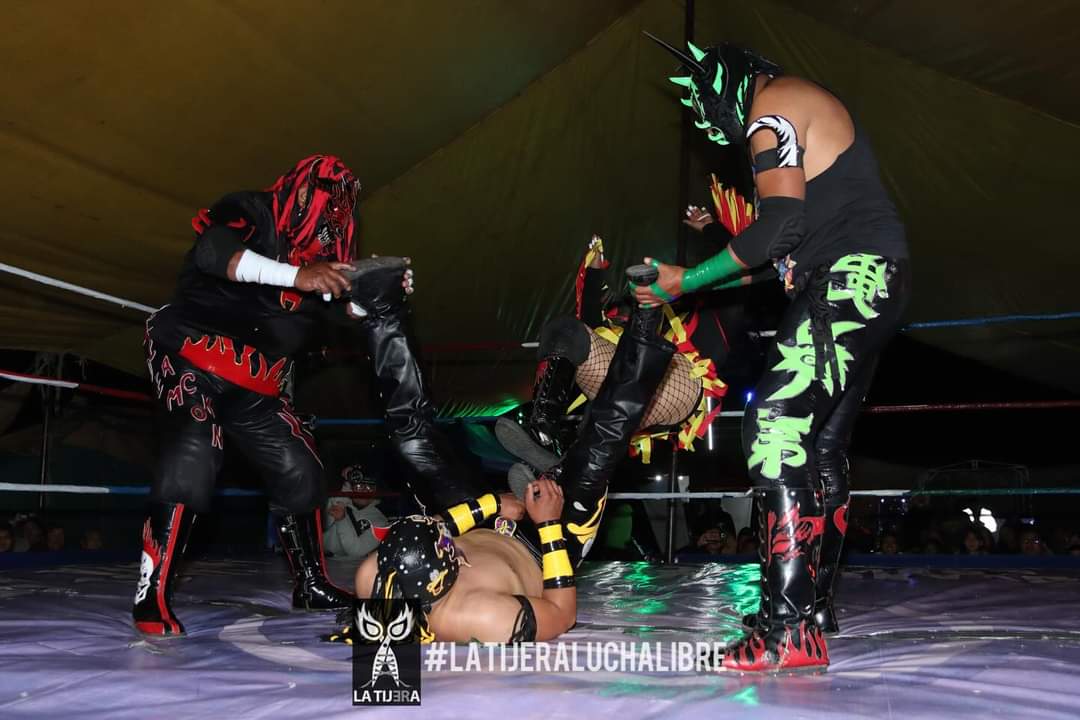 LaTijeraLucha's tweet photo. La segunda lucha de #KarontePromotions es para la tercia técnica en relevos mixtos, de #DuckBlackJr, #AngelGuardianJr y #Angelita vencen de buena forma a los rudos #BlackDemon, #ImperioRojoJr y #LaDiablita saliendo entre aplausos por parte de la afición de San Pedro Cholula... https://t.co/np2YrZhrA6