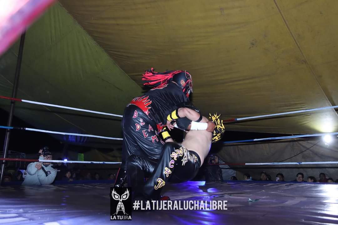 LaTijeraLucha's tweet photo. La segunda lucha de #KarontePromotions es para la tercia técnica en relevos mixtos, de #DuckBlackJr, #AngelGuardianJr y #Angelita vencen de buena forma a los rudos #BlackDemon, #ImperioRojoJr y #LaDiablita saliendo entre aplausos por parte de la afición de San Pedro Cholula... https://t.co/np2YrZhrA6