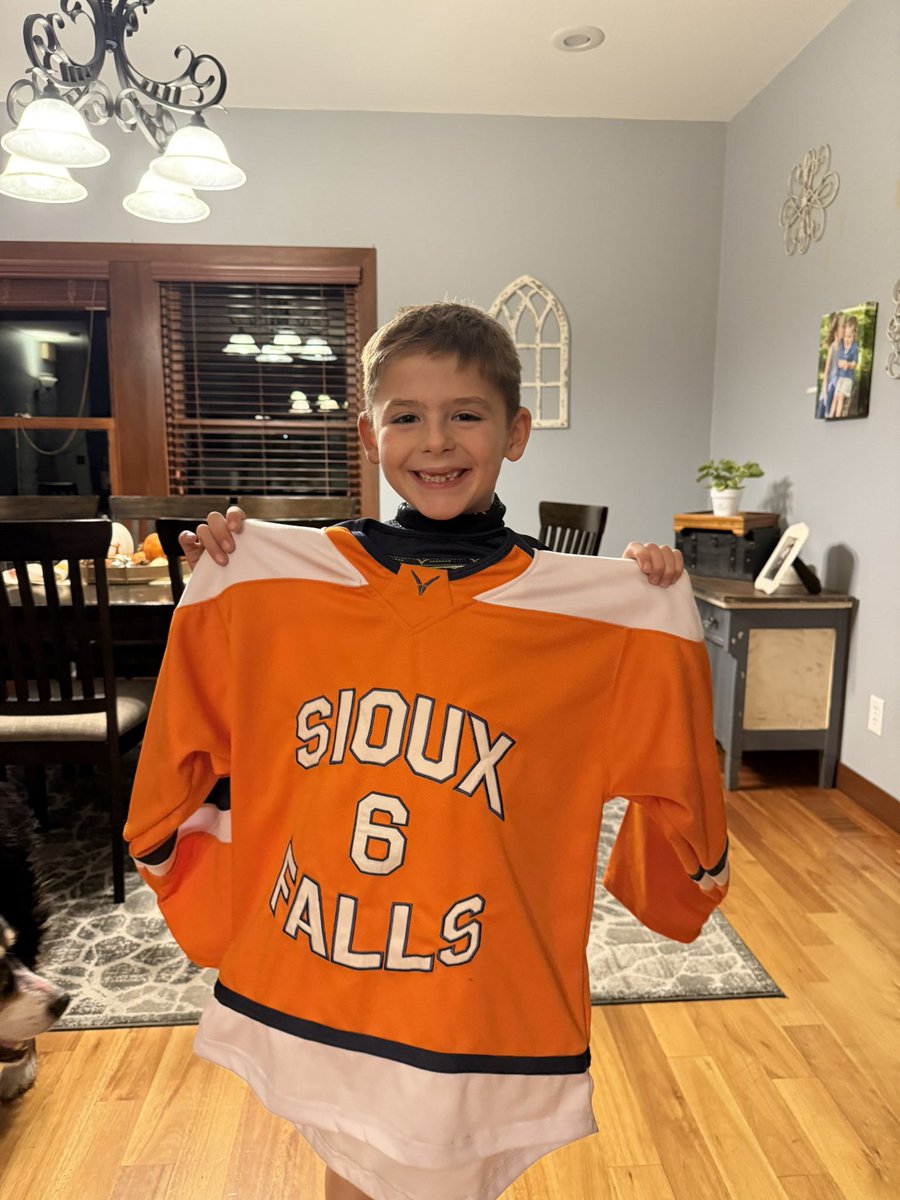 wcmac3's tweet image. First earned hockey sweater. #6 like his favorite @bakermayfield and with a little #creamsicle inspiration. #boomer