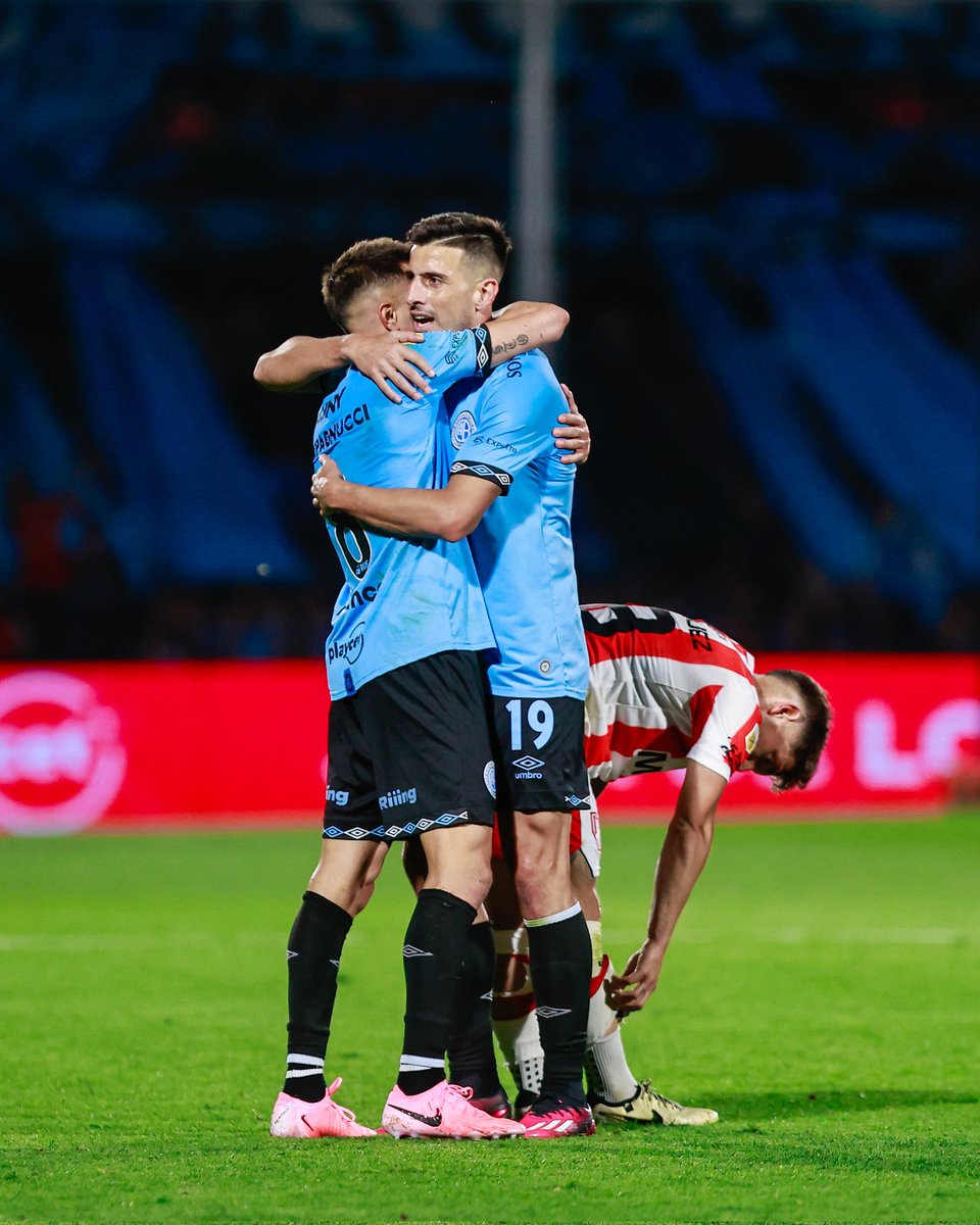 🎶 Ay, no hay que llorar,
que la vida es un carnaval
y es más bello vivir cantandooo 🎶